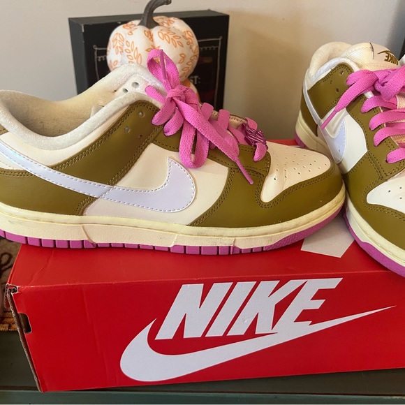 2024
Wmns Dunk Low SE 'Dance Pack - Bronzine Pink' - Picture 2 of 4